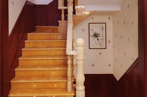 鄢陵中式别墅室内汉白玉石楼梯的定制安装装饰效果