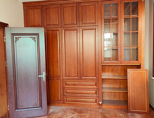 鄢陵中式家庭装修里定制的实木衣柜效果图